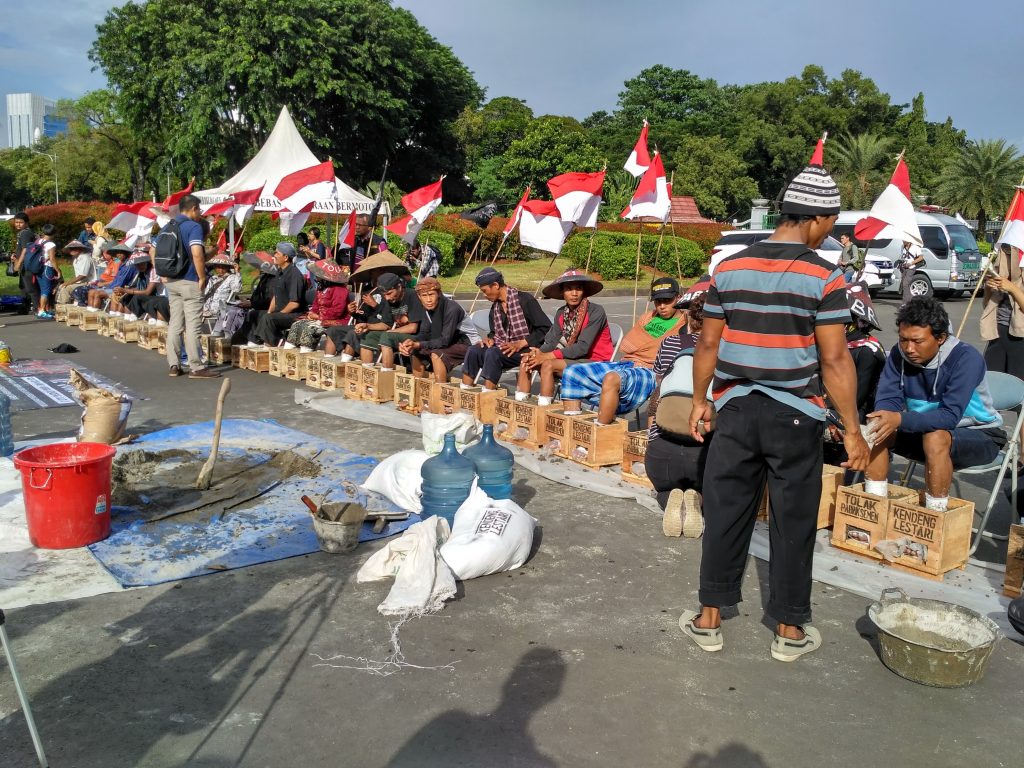 aksi tolak pabrik semen oleh petani kendeng