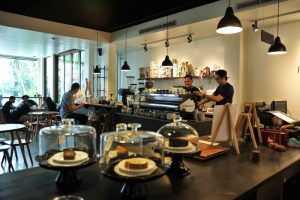 menikmati kopi di kedai kopi