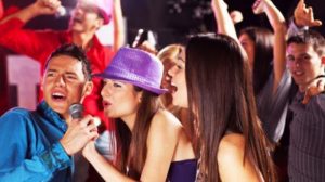 Menikmati Karaoke Bersma Teman