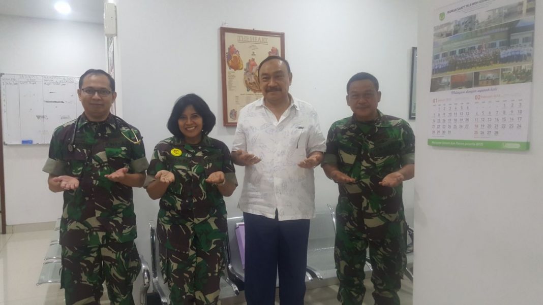Kolonel Ckm (Purn) dr. Eddy Mahidin, SpTHT saat berkunjung ke RS MRM bersama Wakarumkit Letkol Ckm dr. Librantoro, SpJP, Karumkit MRM dan Kasijangmed RS MRM Mayor Ckm Isamaedi
