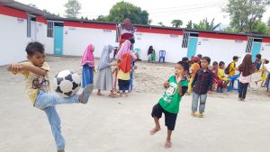 Anak-anak bermain bola di Huntara